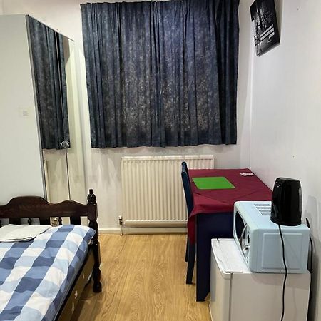 Comfortable Single Bedroom With Free On Site Parking Kingston upon Thames  Eksteriør billede