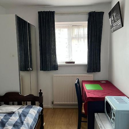 Comfortable Single Bedroom With Free On Site Parking Kingston upon Thames  Eksteriør billede