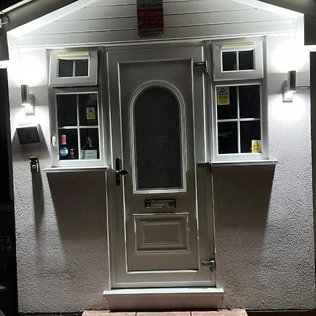 Comfortable Single Bedroom With Free On Site Parking Kingston upon Thames  Eksteriør billede