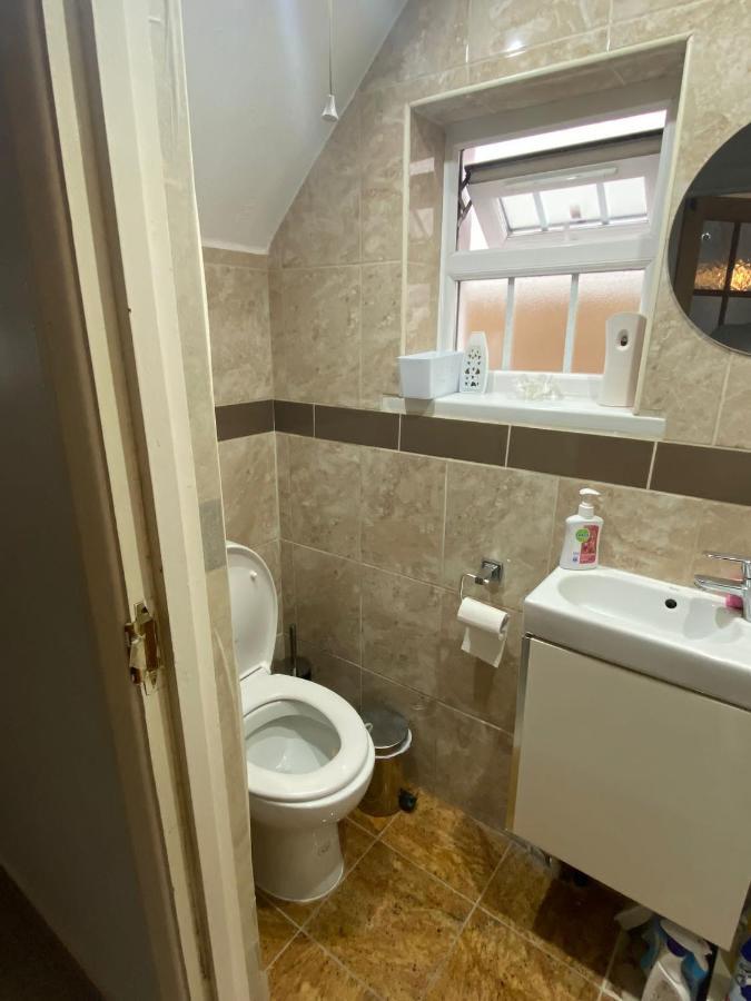 Comfortable Single Bedroom With Free On Site Parking Kingston upon Thames  Eksteriør billede