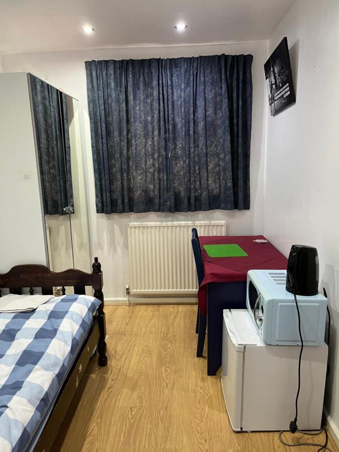 Comfortable Single Bedroom With Free On Site Parking Kingston upon Thames  Eksteriør billede
