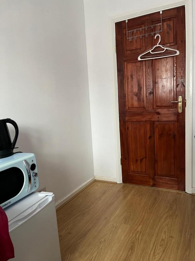 Comfortable Single Bedroom With Free On Site Parking Kingston upon Thames  Eksteriør billede