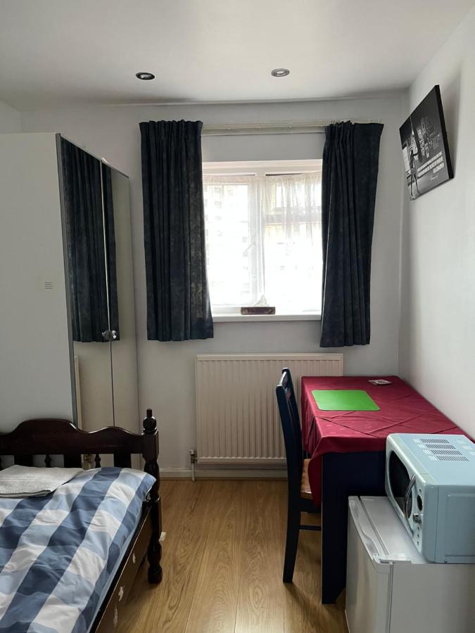 Comfortable Single Bedroom With Free On Site Parking Kingston upon Thames  Eksteriør billede