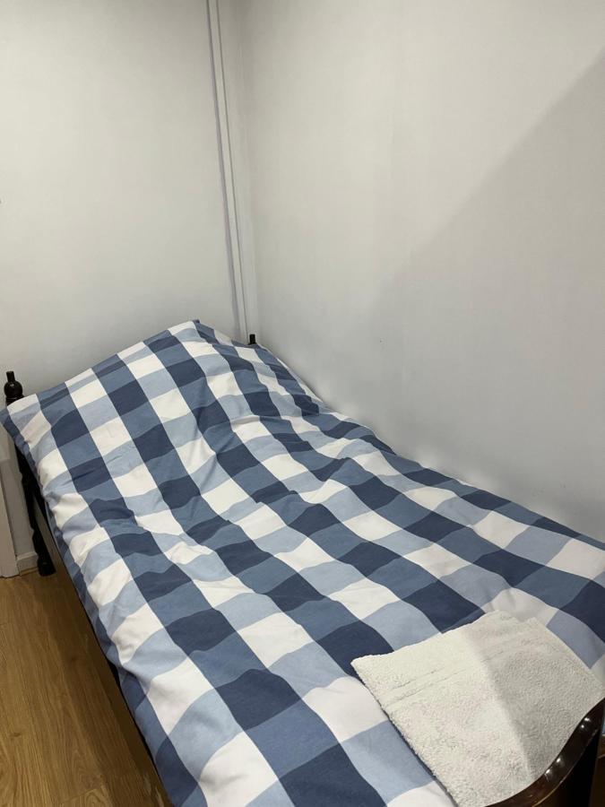 Comfortable Single Bedroom With Free On Site Parking Kingston upon Thames  Eksteriør billede