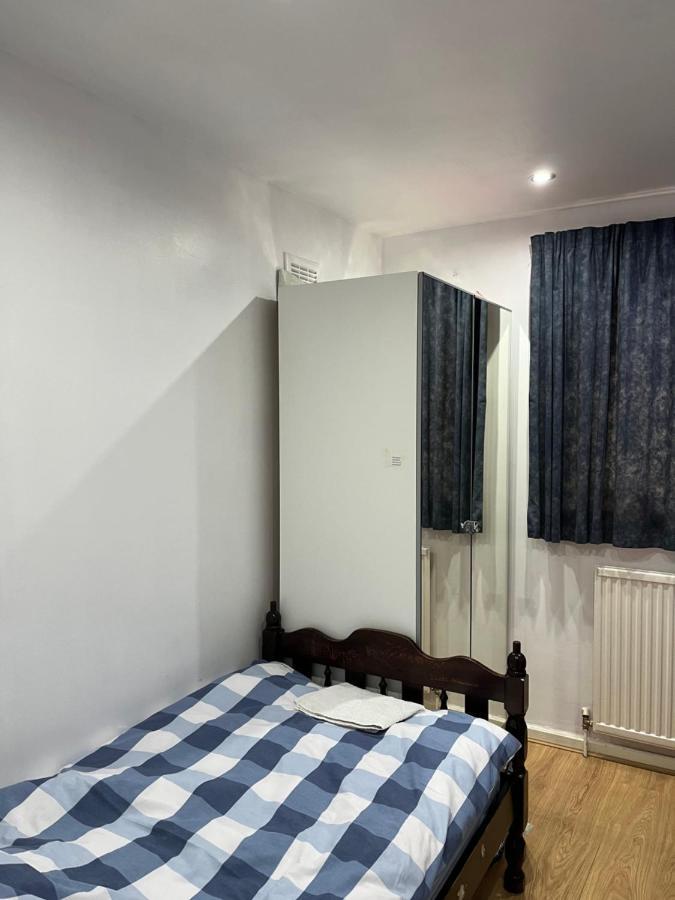 Comfortable Single Bedroom With Free On Site Parking Kingston upon Thames  Eksteriør billede
